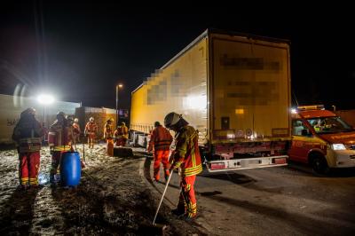 Denkendorf: Sattelzug streift Stein und verliert mehrere Liter Diesel auf Rasthof der A8